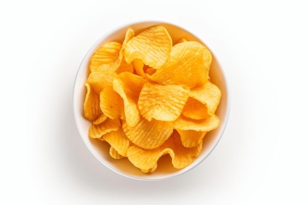Chips de patata ondulados y crujientes con sabor a queso aislados sobre un fondo blanco