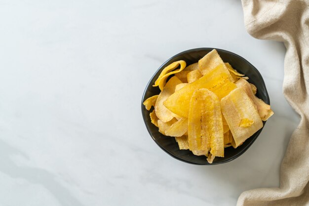 Chips de plátano crujientes: plátano en rodajas frito o al horno