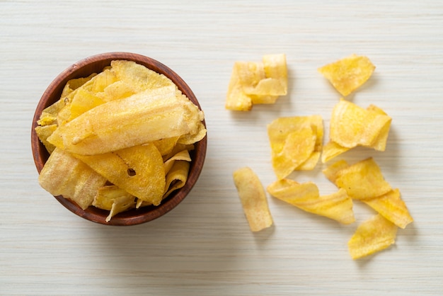 Chips de plátano crujientes: plátano en rodajas frito o al horno