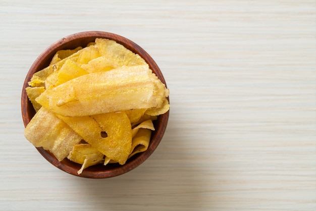 Chips de plátano crujientes: plátano en rodajas frito o al horno