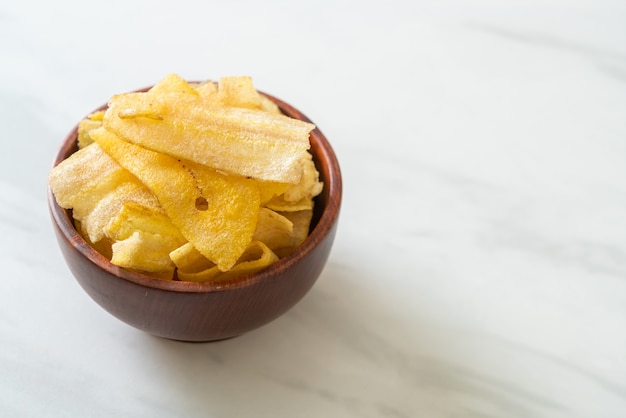 Chips de plátano crujientes: plátano en rodajas frito o al horno