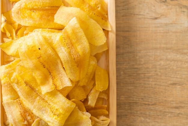 Chips de plátano crujientes: plátano en rodajas frito o al horno