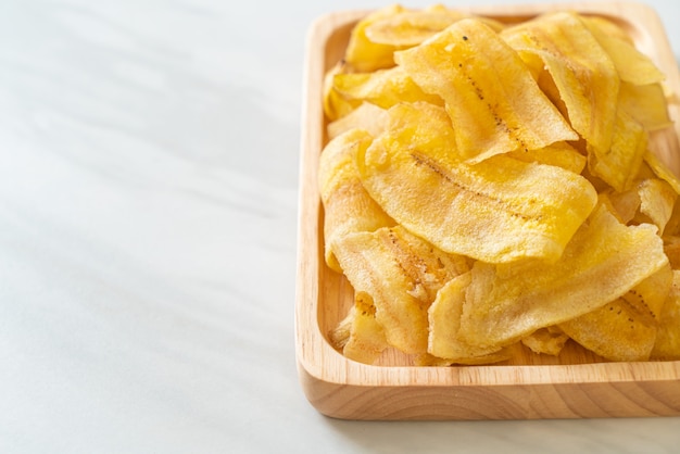 Chips de plátano crujientes: plátano en rodajas frito o al horno