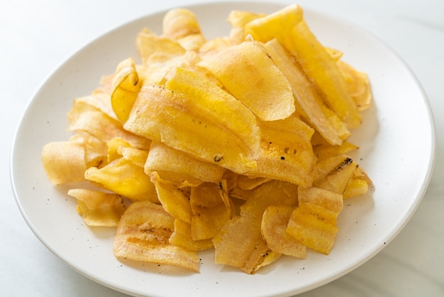 Chips de plátano crujientes: plátano en rodajas frito o al horno