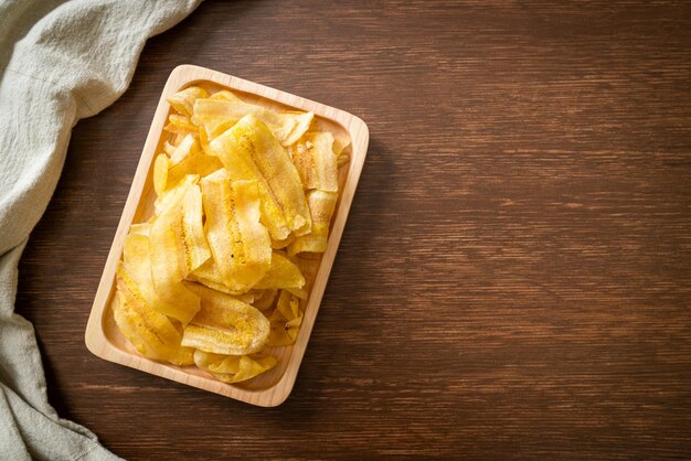 Chips de plátano crujientes: plátano en rodajas frito o al horno