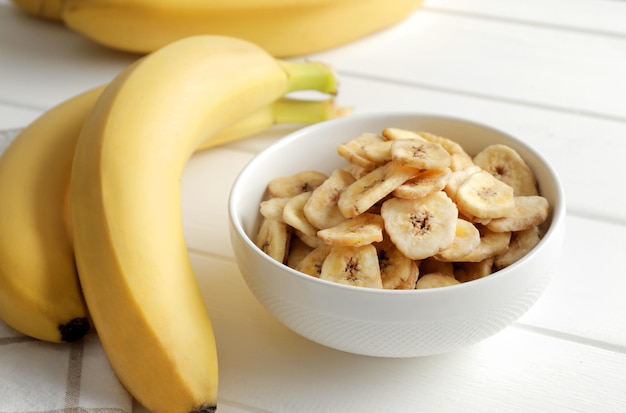Chips de plátano, frutos secos sobre una mesa de madera. Frutos secos como merienda saludable. Desayuno saludable