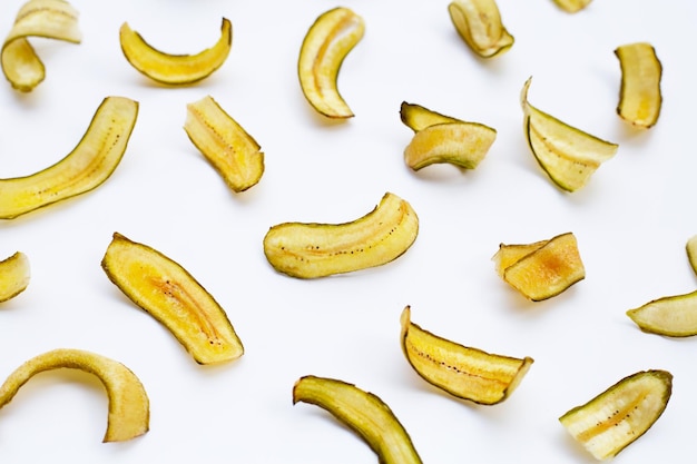 Foto chips de plátano verde con cáscara