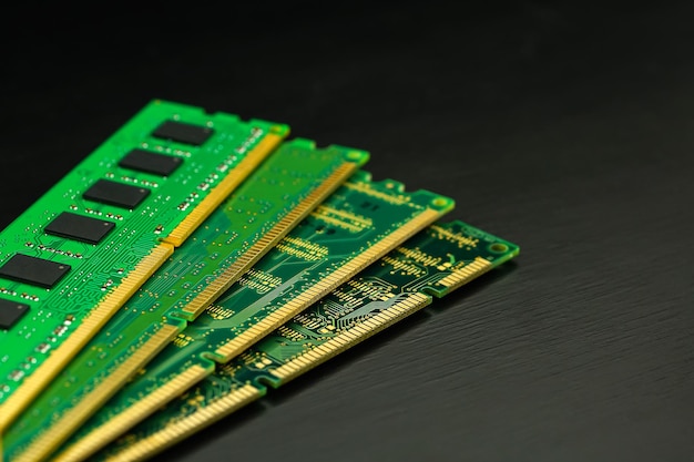 Foto chips de ram de memoria de acceso aleatorio de computadora en un piso de madera negra