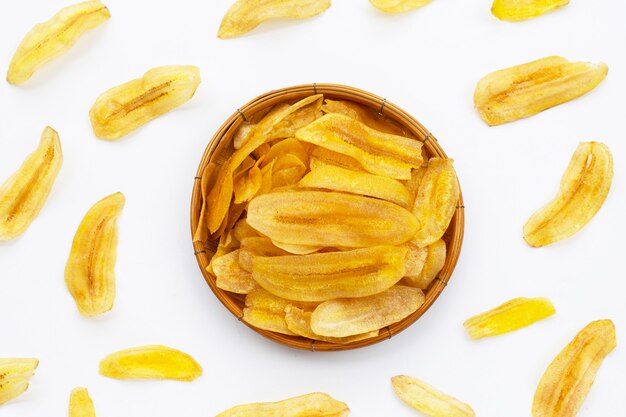 Chips de rebanada de plátano en blanco