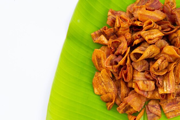 Chips de rebanada de plátano en hoja de plátano