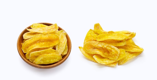 Chips de rebanada de plátano sobre fondo blanco.