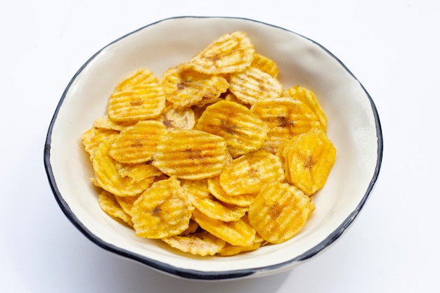 Chips de rebanada de plátano sobre fondo blanco.