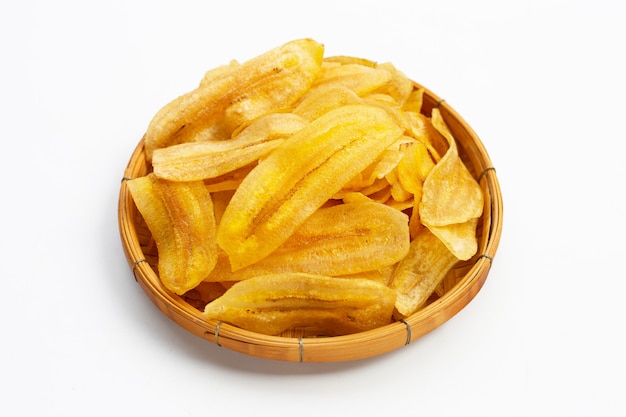 Chips de rebanada de plátano sobre superficie blanca