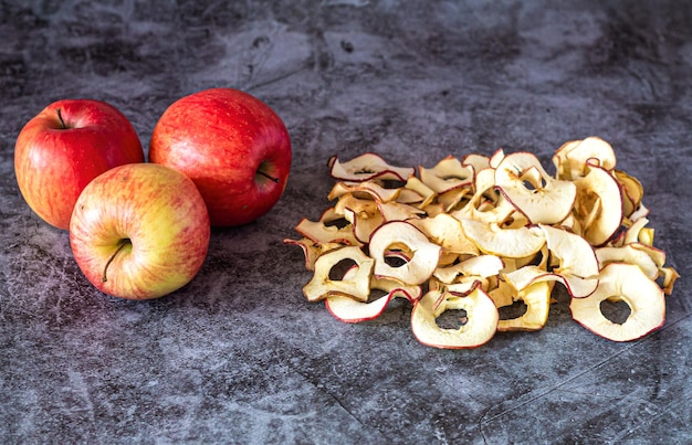 Chips saludables de rebanada de manzana orgánica seca