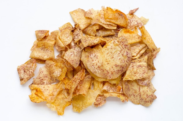 Chips de taro crujientes sobre fondo blanco.