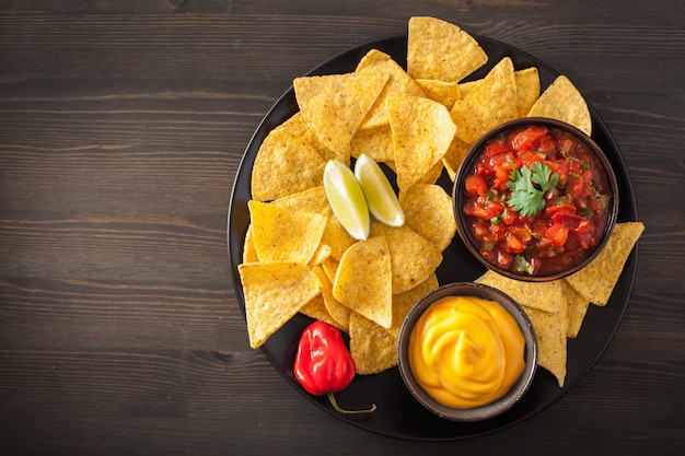 Chips de tortilla de nachos mexicanos con salsa y salsa de queso