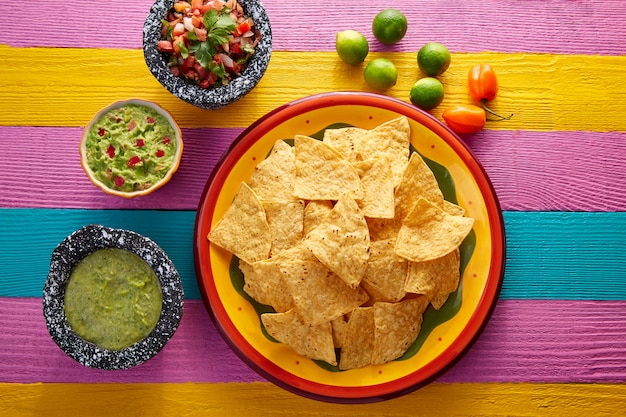 Chips de tortilla de nachos con salsas mexicanas