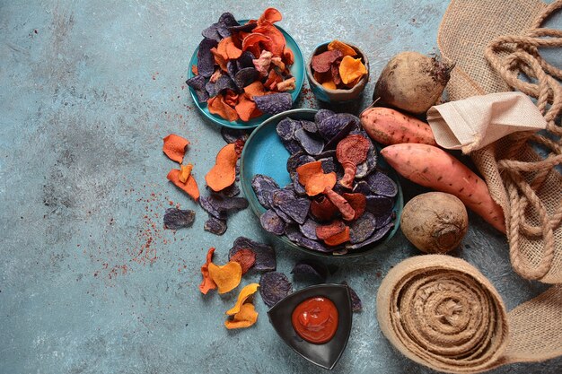 Chips de verduras al horno, boniato granate, boniato morado, zanahoria y remolacha, sin gluten