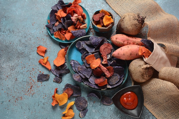 Chips de verduras al horno, boniato, zanahoria morada y remolacha