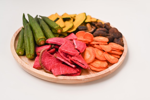 Chips de verduras secas caseras con quimbombó, zanahoria, calabaza, remolacha y setas shiitake.