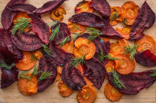 Foto chips de verduras de zanahorias y remolachas con primer plano de verduras