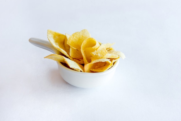 Chips de yuca sobre fondo blanco.