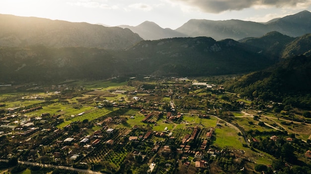 CHIRALI, TÜRKEI: Luftbild Sonniger Badeort in der Türkei mit herrlichem Blick auf die Berge.