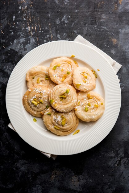 Chirote oder Chiroti ist ein süßes Gericht aus Karnataka und Maharashtra. Serviert in einem Teller als Dessert auf Festivals oder Hochzeiten. Selektiver Fokus