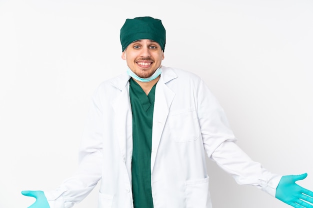 Chirurg in der grünen Uniform lokalisiert auf lokalisiertem weißem Lächeln
