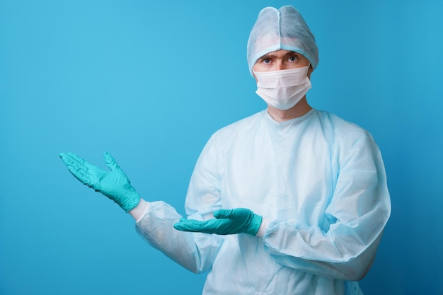 Chirurg in sterilen blauen einheitlichen medizinischen Handschuhen und Maske