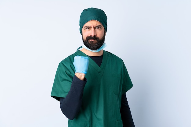 Chirurg Mann in grüner Uniform über Mauer mit unglücklichem Ausdruck