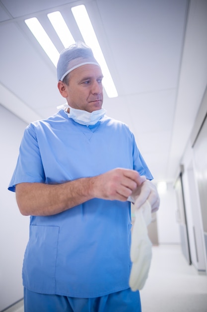 Chirurg mit OP-Handschuhen