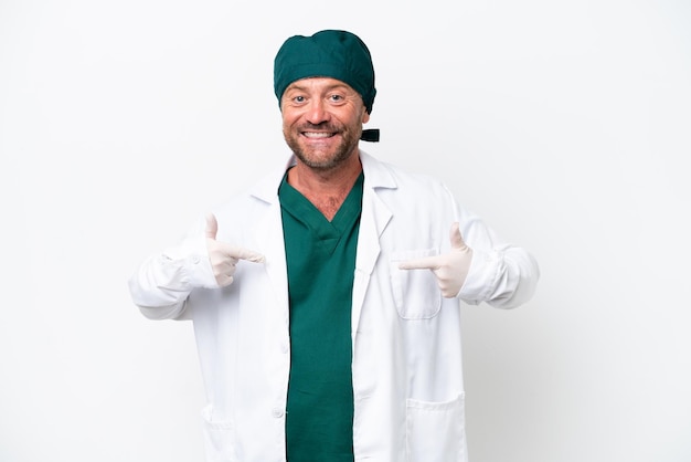 Chirurg mittleren Alters in grüner Uniform isoliert auf weißem Hintergrund stolz und selbstzufrieden