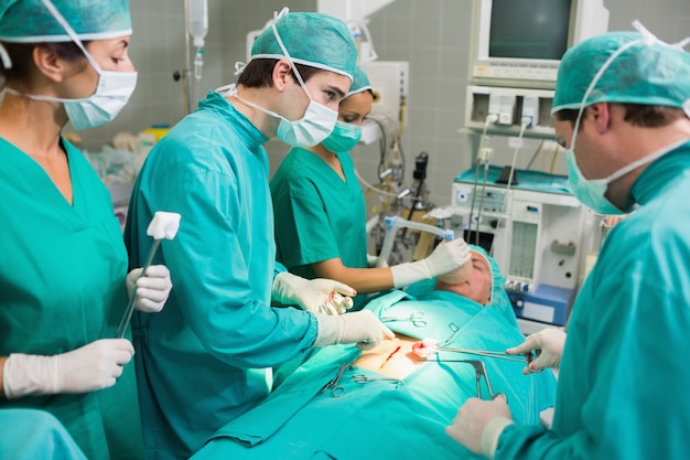 Chirurgen, die einen geduldigen Bauch betreiben