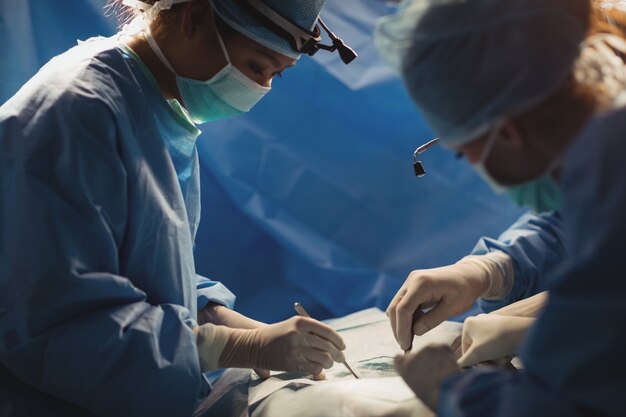 Chirurgen, die Operationen im Operationssaal durchführen