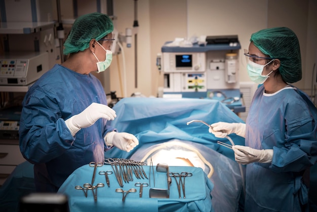 Chirurgen operieren einen Patienten im Krankenhaus