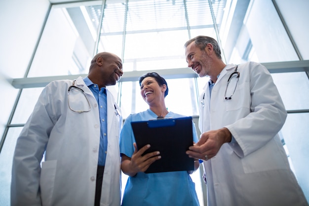 Chirurgen und Krankenschwester interagieren miteinander