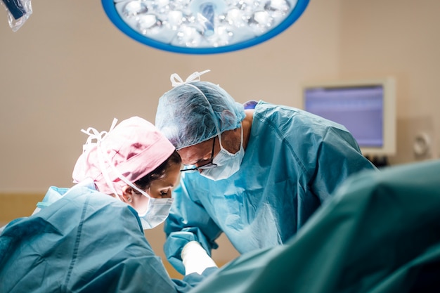 Chirurgen und Krankenschwester während einer Operation