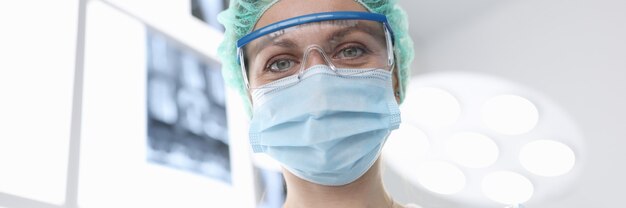 Chirurgin im sterilen Anzug im Operationssaal