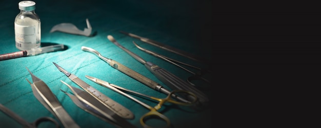 Chirurgische Instrumente, Silikon-Nasenimplantate im Operationssaal.