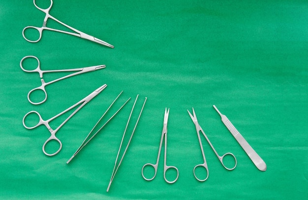 Foto chirurgische werkzeuge mit scheren für chirurgen in der medizinischen behandlung