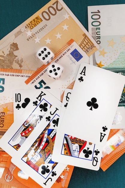 Chisinau, Moldavia - 20. 12. 2020 dados, naipes sobre un paño verde en un casino dólares y billetes de euro