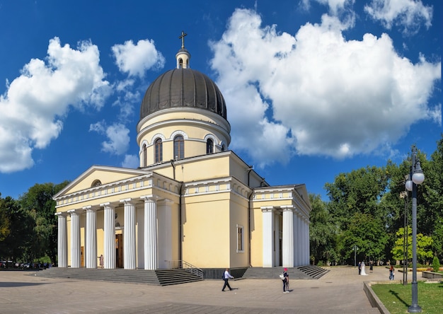 Chisinau, Moldawien – 12.09.2021. Kathedrale der Geburt Christi im Dompark von Chisinau, Moldawien, an einem sonnigen Herbsttag