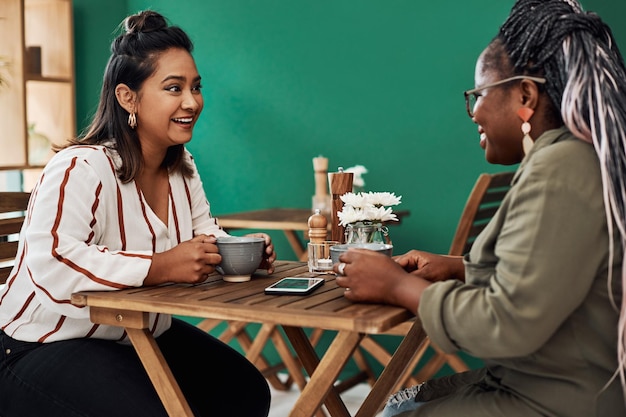 Los chismosos amigos y el café o el té en el café para la discusión reunión y feliz para la conexión mujeres diversidad y sonrisa para la actualización de noticias e información o comunicación por la mañana para relajarse