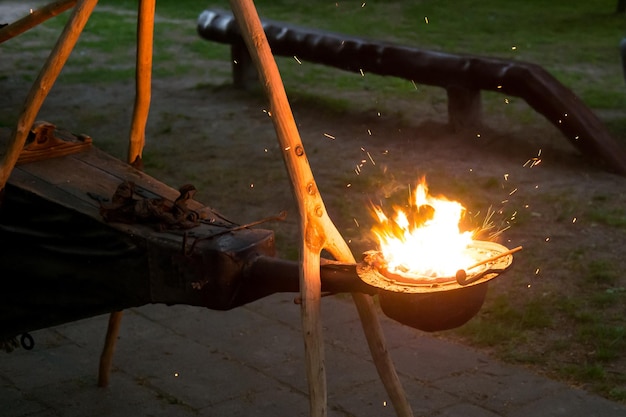 chispas de fuego de herrero en la oscuridad.