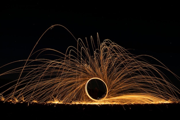 Chispas de fuego vuelan en la oscuridad