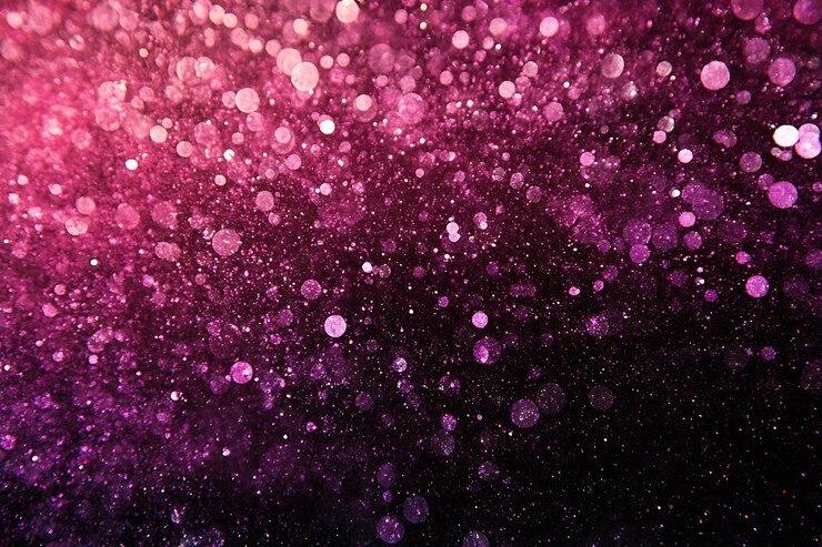 Las chispas de magenta en el cielo nocturno