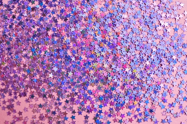 Las chispas púrpuras en un fondo rosado