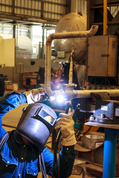 Foto chispas de soldadura de soldadores en la industria.