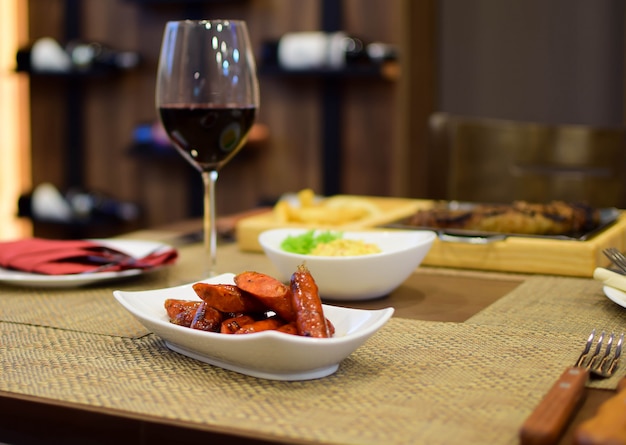 chistorras con copa de vino con madera